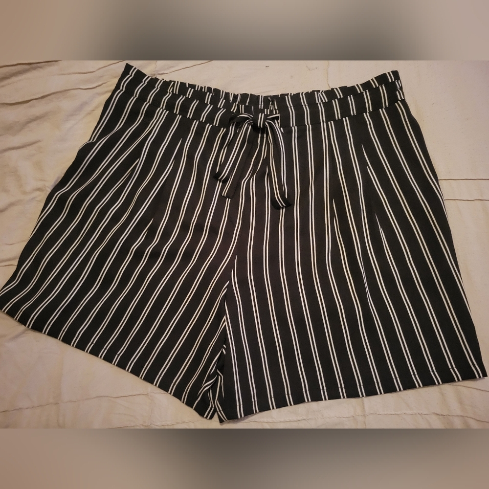 DR2 By Daniel Rainn 3X Black and White Striped Shorts